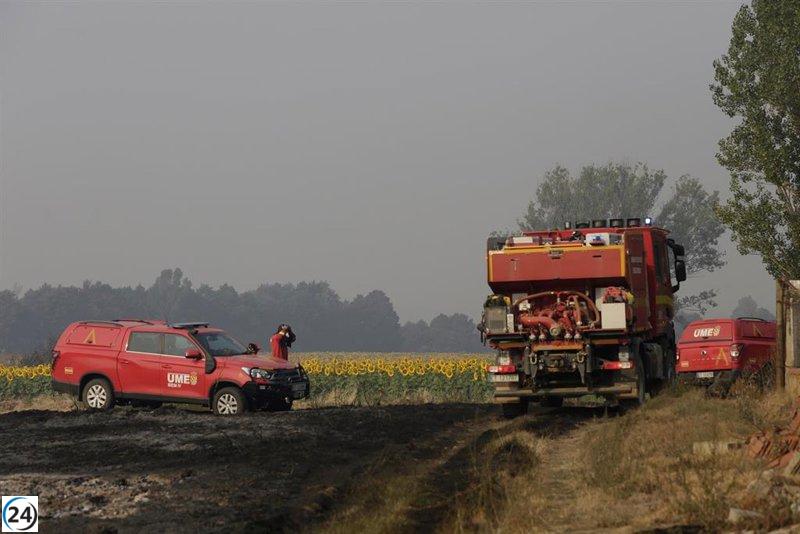 Cuatro integrantes de la UME resultan heridos en incendio en Yeres, León.