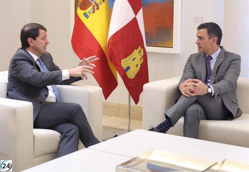 Mañueco pide a Sánchez refuerzos militares para combatir incendios.