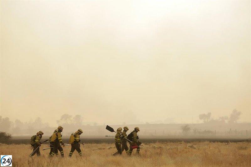 Incendio en León avanza hacia Ponferrada, se realizan evacuaciones por su comportamiento inusual.
