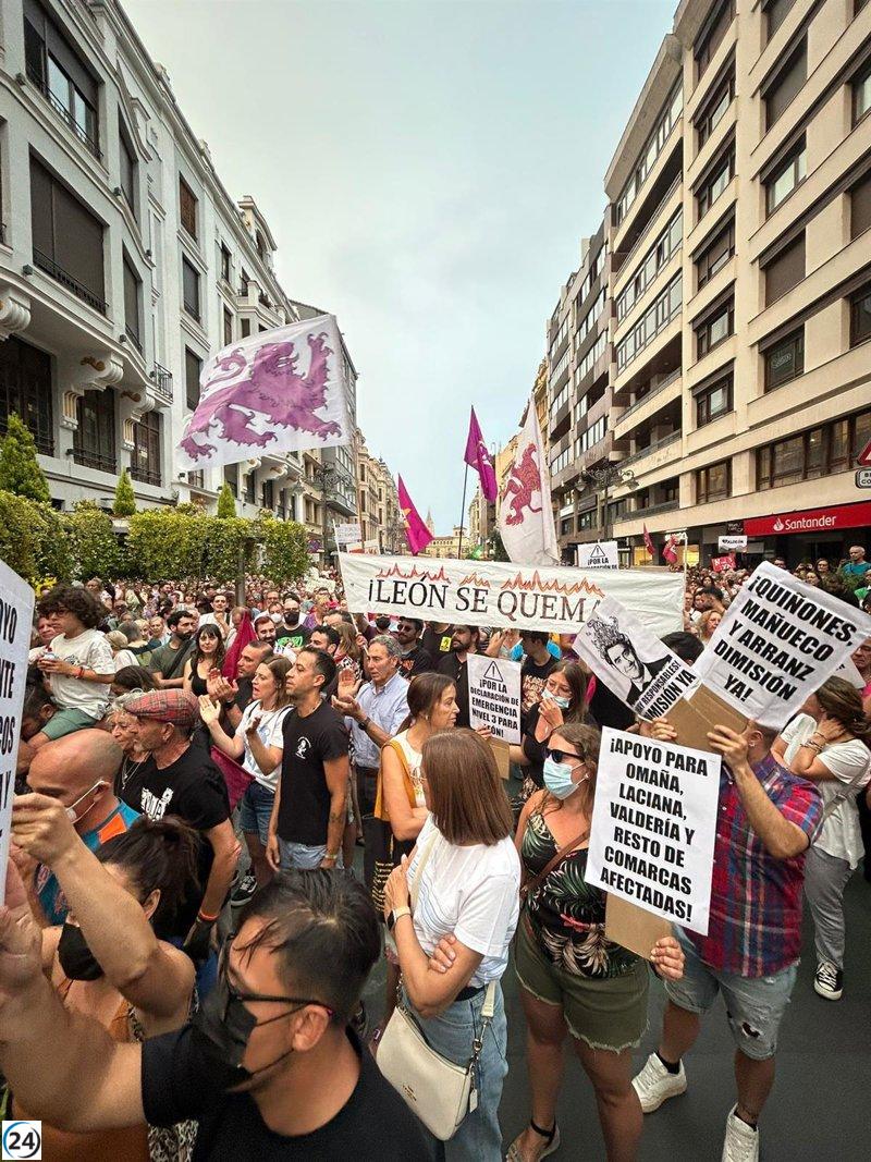Miles de manifestantes en León exigen nivel 3 y renuncias por la gestión de incendios.