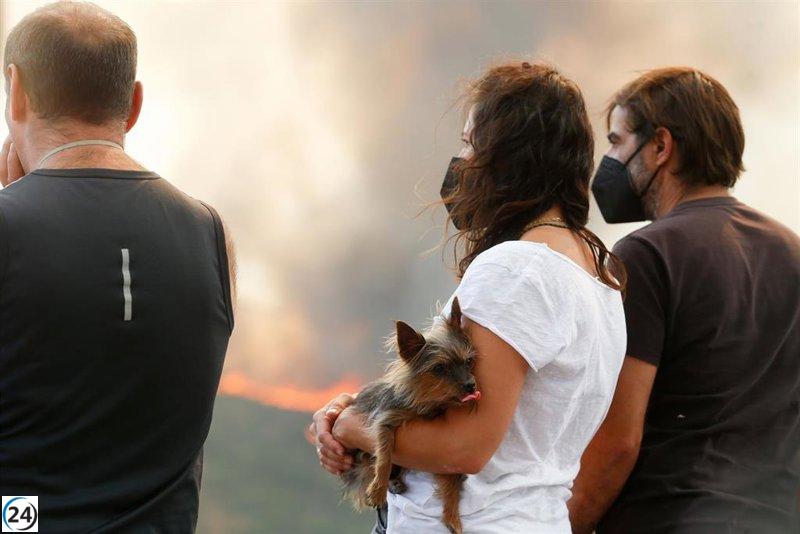 La Junta expande la lista de municipios evacuados por extensos incendios.