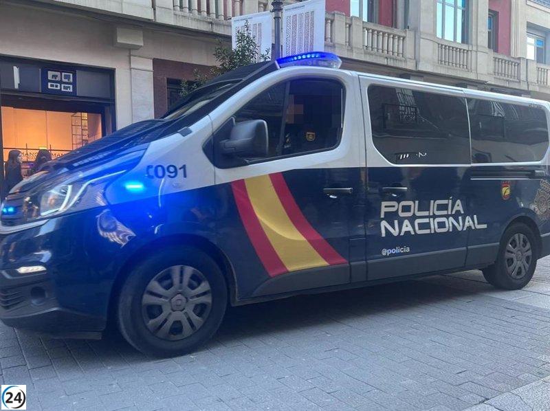 Detenido por asaltar a una mujer en Valladolid y tragar la cadena robada, mientras ciudadanos lo retuvieron.