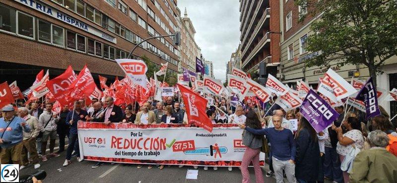 Cerca de 300 manifestantes exigen en Valladolid una jornada laboral más corta.