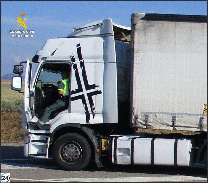 Camioneros en Soria arrestados por intercambiarse al volante para evitar descansos.