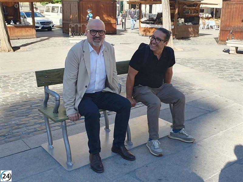 El Hay Festival presenta un 'banco danzarín' en la Plaza Mayor para fomentar el diálogo urbano.