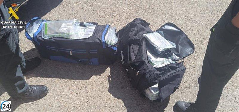 Capturan a un joven en Navacarros con 76,8 kilos de hachís en su poder.