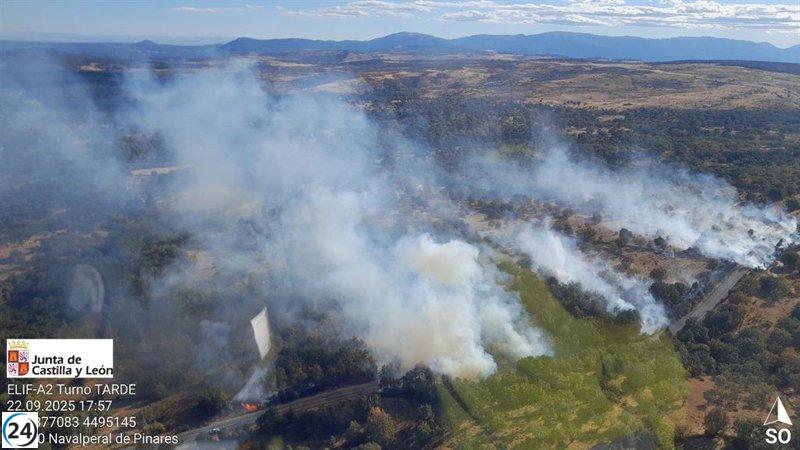 Hay una intensa lucha contra el fuego en Navalperal de Pinares (Ávila) por parte de equipos terrestres y aéreos.