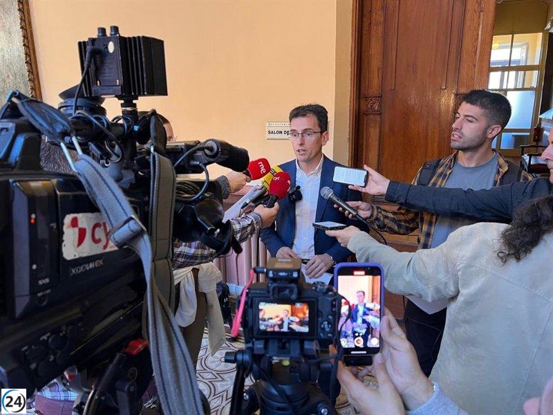 PSOE denuncia a Carnero por bloquear su moción sobre la contribución del director de Coordinación de Políticas Públicas.