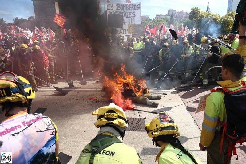 Bomberos forestales exigen en Valladolid plantillas estables y formación uniforme en todas las comunidades.