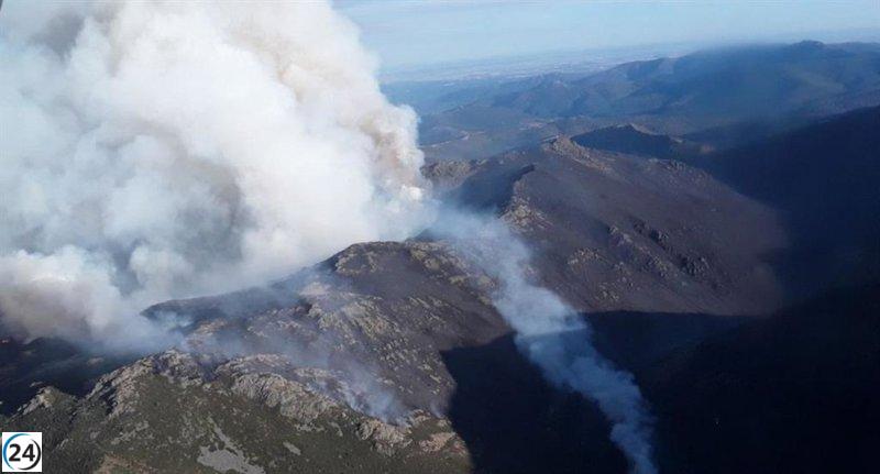 Bomberos de la BRIF de Lubia son evacuados ante el incendio en Peñalba de la Sierra.