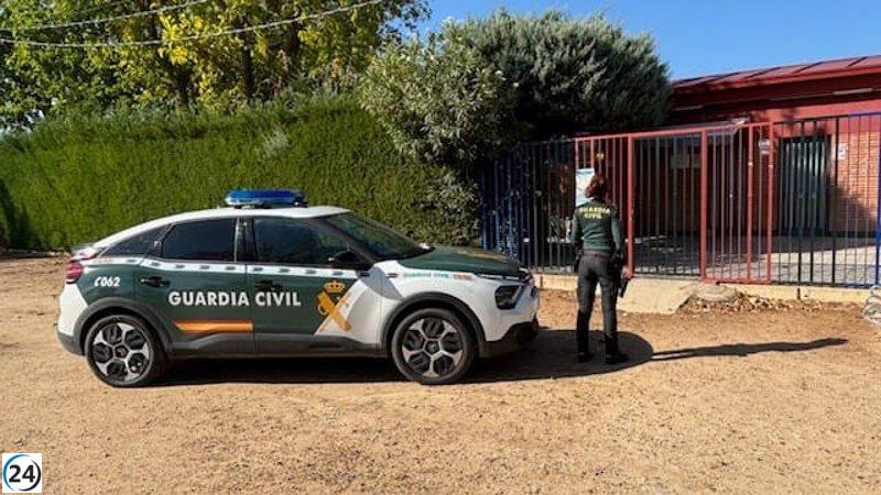 Detenidos cinco individuos por vandalismo en la piscina de Nava de Rey.