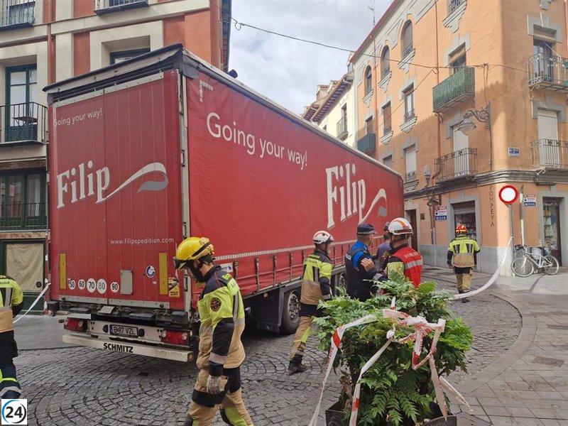 Desatascan un trailer varado durante horas en el centro de Valladolid.