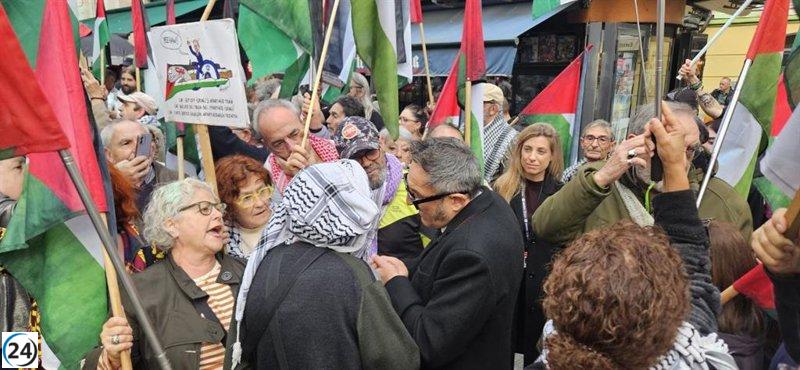 Multitud se manifiesta en el Calderón en rechazo al estreno de filme israelí en la Seminci.