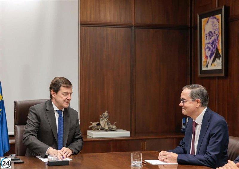 Mañueco se reúne con el CEO de Renault para discutir el futuro de la marca en España.