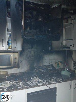 Mujer inhala humo en incendio en Ponferrada y recibe atención médica.