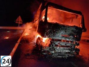 Incendio de camión en la N-120, Bomberos de León en acción cerca de San Miguel del Camino.