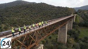 Multitud de excursionistas en el Camino de Hierro de Salamanca.