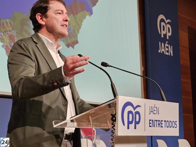 Mañueco admite envidia por mayoría absoluta de Moreno en Andalucía.