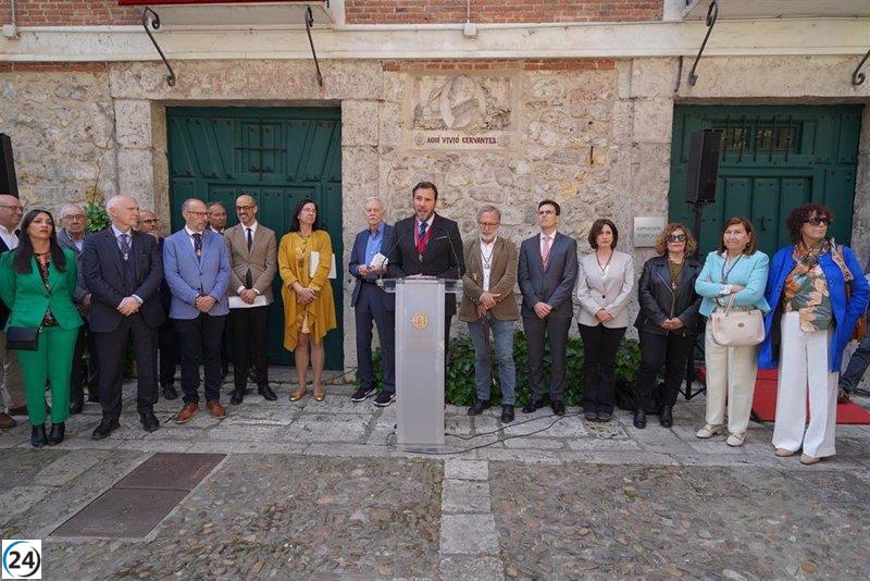 Eduardo Mendoza es invitado en acto institucional por aniversario de Cervantes en Valladolid.
