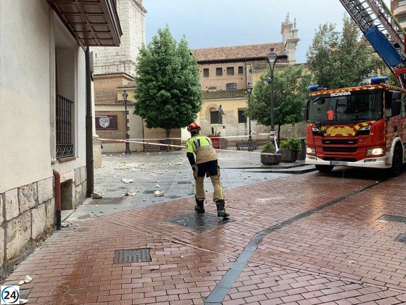 Cascotes de iglesia caen en la plaza de El Salvador tras impacto de rayo.