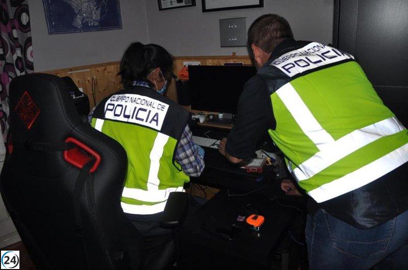 Dos hermanos en Astorga (León) arrestados por posesión y difusión de pornografía infantil.