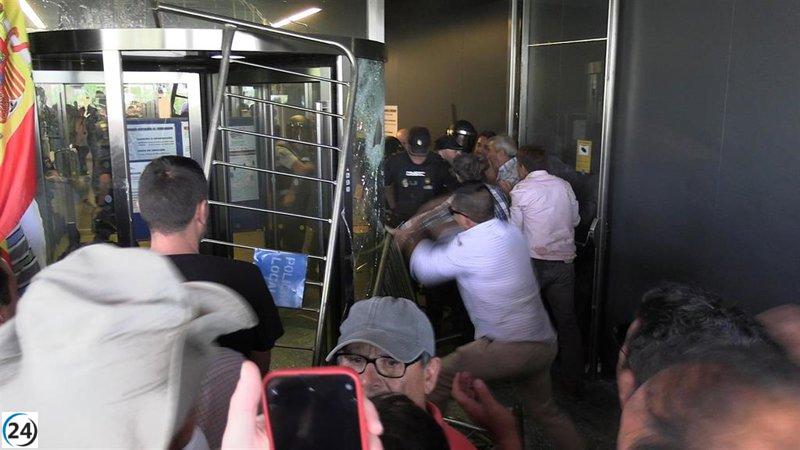 Detienen a nueve por intento de asalto a la Delegación de la Junta en Salamanca.