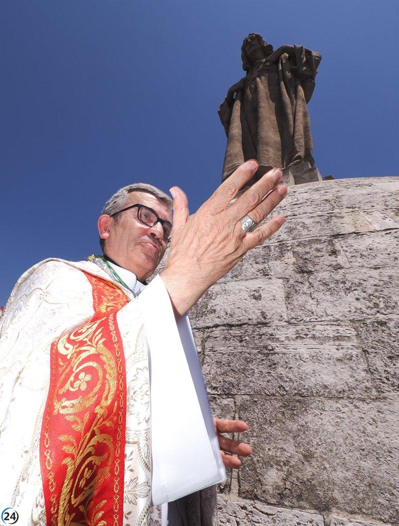 Valladolid es bendecida por Argüello desde la catedral mientras las campanas suenan.