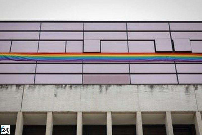 Pollán exige al PSOE acciones legales por exhibir la bandera LGTBI