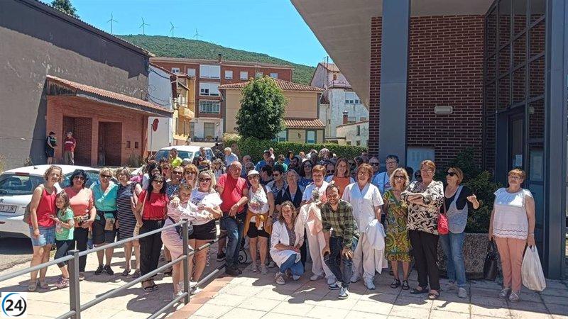 Barruelo (Palencia) honra a enfermera más veterana del ambulatorio en su jubilación