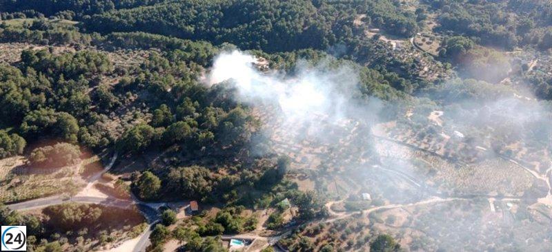 Aviones y equipos terrestres combaten incendio en Gavilanes, Ávila