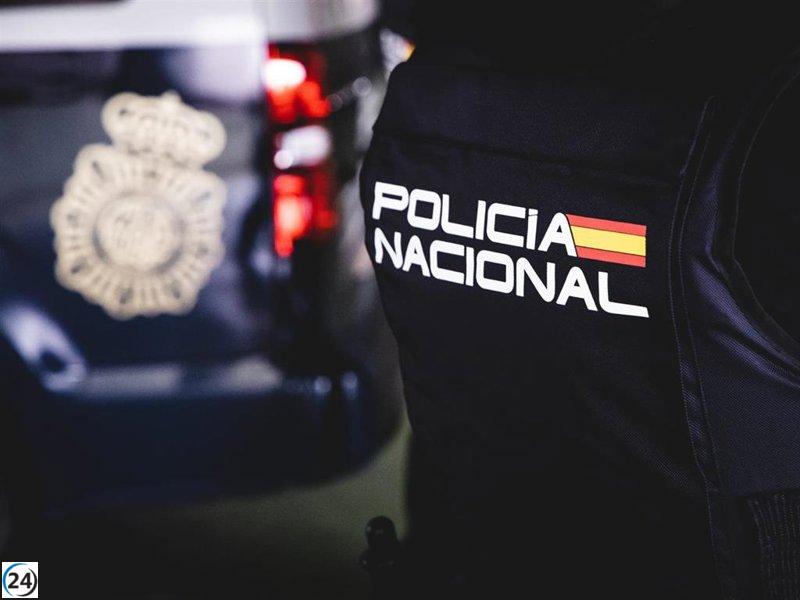 Reincidente es arrestado en León por destrozar puerta de comercio al romper alcantarilla