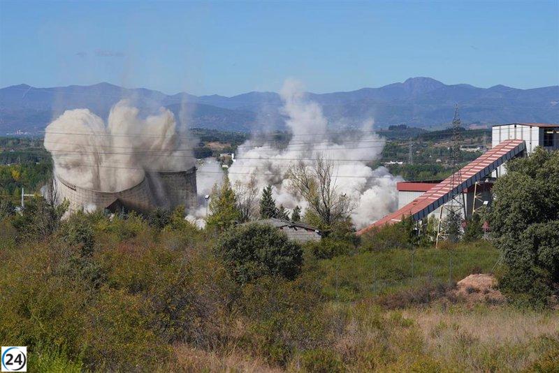 Endesa demuele las estructuras de la central de Compostilla en León.