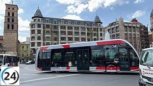 El Ayuntamiento de León suma dos vehículos eléctricos a su flota de transporte urbano.