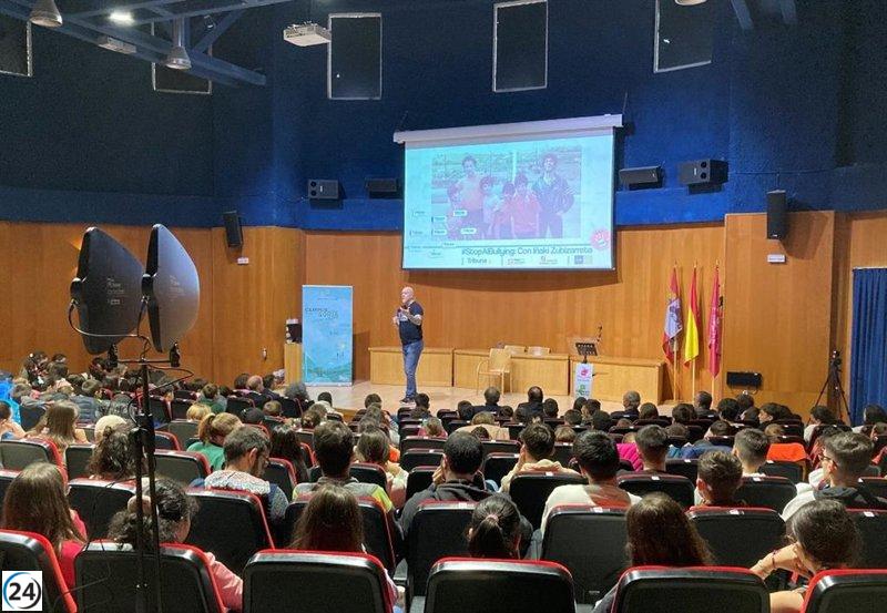 Experto Iñaki Zubizarreta aborda el tema del acoso escolar con 160 estudiantes de Soria